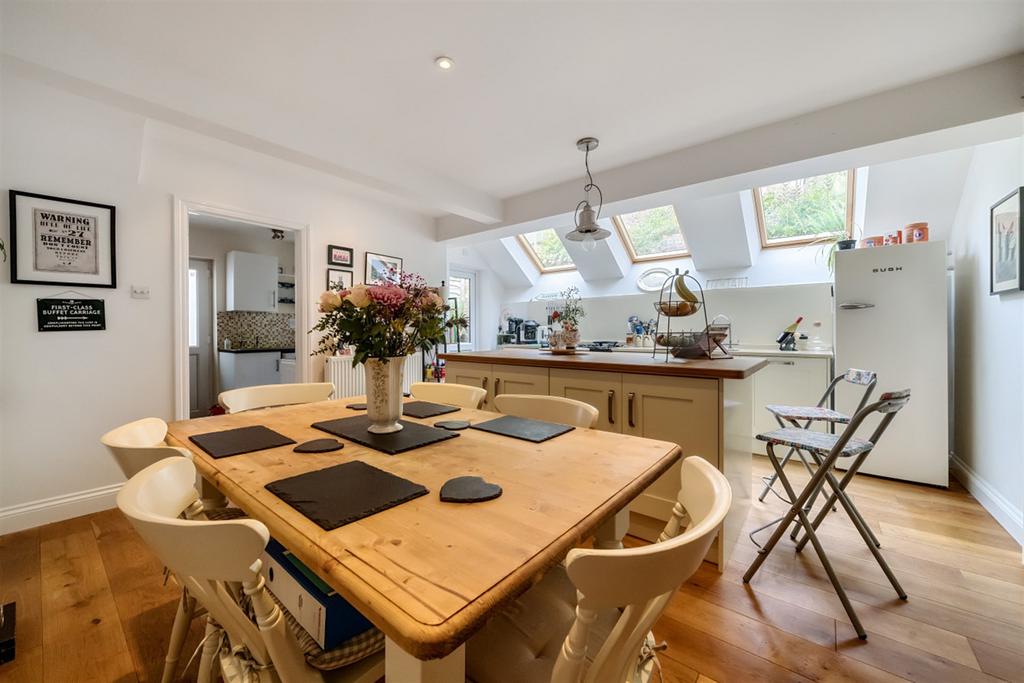 Cherry Tree Avenue, Haslemere, GU27 3 bed detached house £650,000