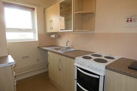 3 bedroom flat to rent, Tarnside, Blackpool, FY4 4RD