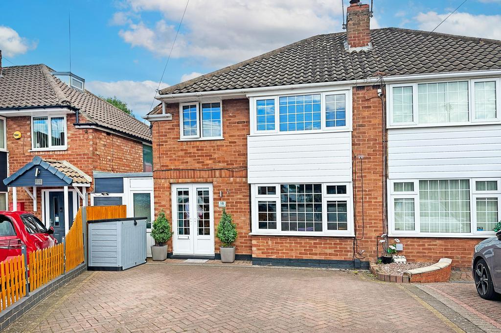 Quinton Close, Solihull, B92 3 bed semidetached house for sale £395,000