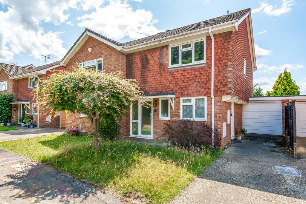 Meadway Drive, Addlestone, KT15 3 bed semidetached house for sale £