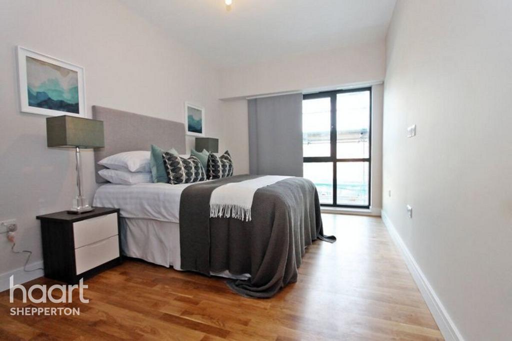 Staines Road West, SunburyonThames 2 bed apartment for sale £360,000