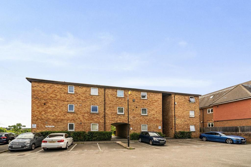 Oakleigh Road North, London 1 bed flat for sale £250,000