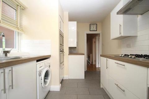 2 bedroom maisonette to rent, Kings Grove, Romford, RM1