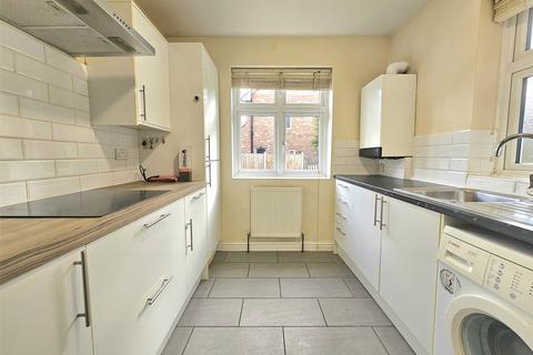 2 bedroom maisonette to rent, Kings Grove, Romford, RM1