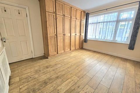 2 bedroom maisonette to rent, Kings Grove, Romford, RM1