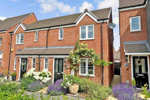 3 bedroom semi-detached house for sale - Harmony Road, Horley, Surrey