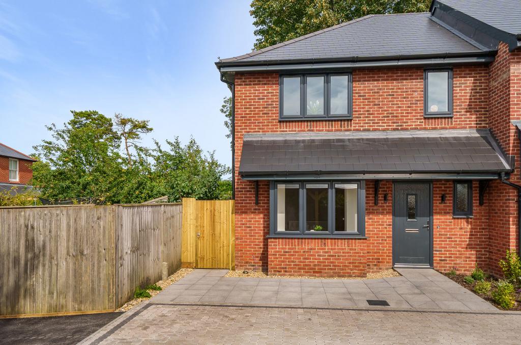 Hazeley Road, Twyford, Winchester, Hampshire, SO21 3 bed semidetached