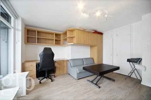 Studio to rent, Dufours Place  W1F