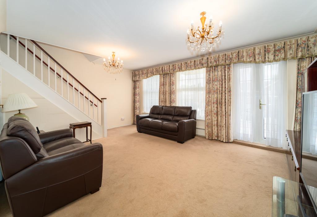 Cavendish Crescent, Elstree... 4 bed end of terrace house £650,000