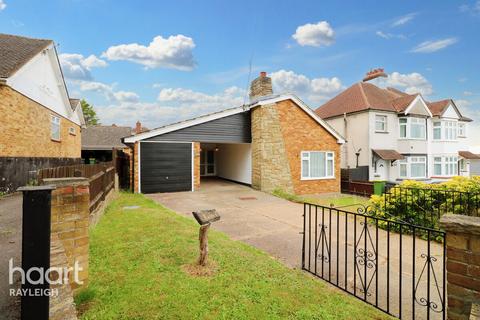 16 Castle Drive, Rayleigh, SS6 7HT