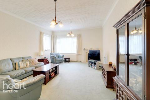 16 Castle Drive, Rayleigh, SS6 7HT