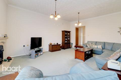 16 Castle Drive, Rayleigh, SS6 7HT