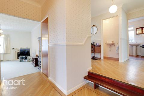 16 Castle Drive, Rayleigh, SS6 7HT