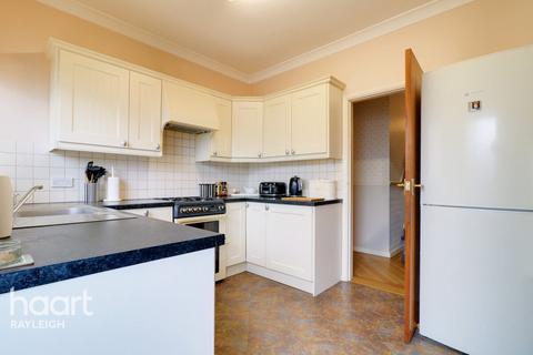16 Castle Drive, Rayleigh, SS6 7HT