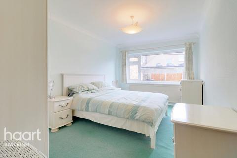 16 Castle Drive, Rayleigh, SS6 7HT
