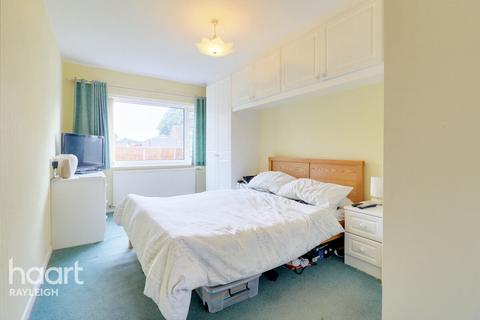 16 Castle Drive, Rayleigh, SS6 7HT