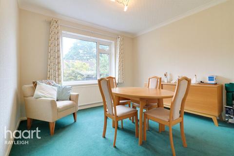 16 Castle Drive, Rayleigh, SS6 7HT