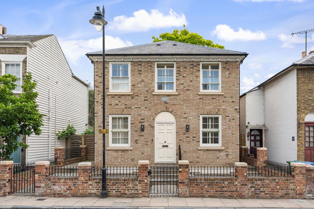 Clark House, Faversham, ME13 4 bed detached house for sale £850,000