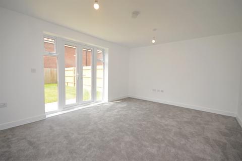 3 bedroom semi-detached house to rent, Peckham Chase, Eastergate, Chichester, PO20
