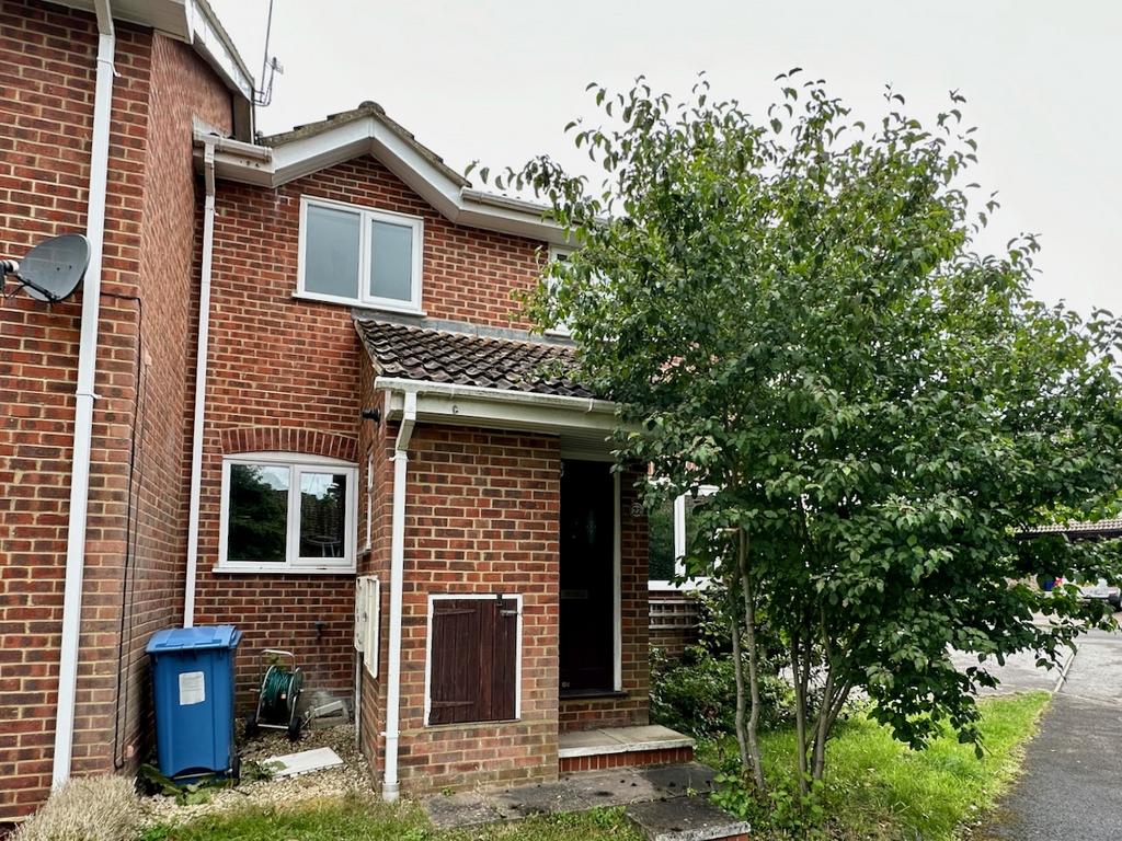 Ravenscroft, Hook, RG27 2 bed terraced house for sale £279,000