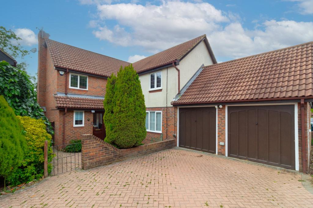 Priory Field Drive, Edgware, HA8 5 bed detached house for sale £1,200,000