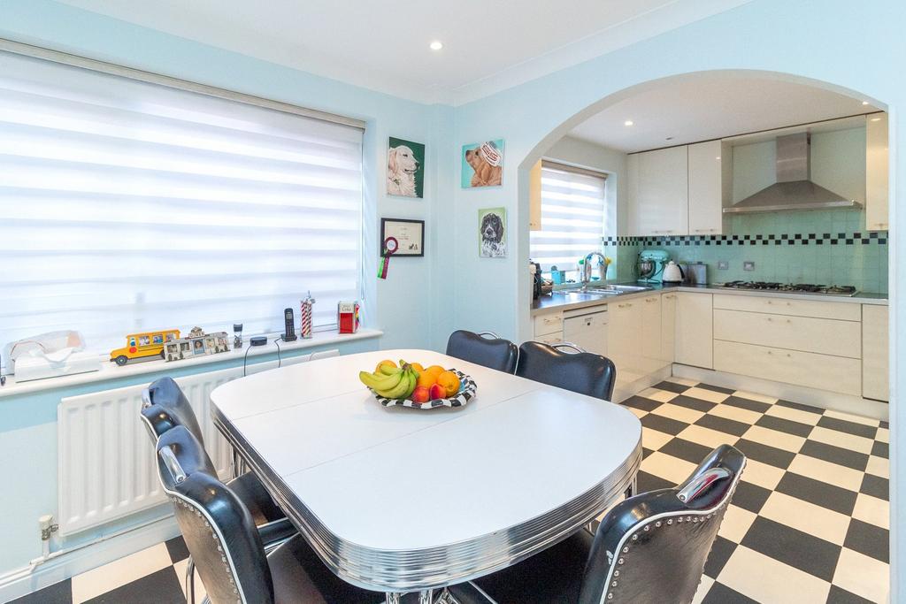 Priory Field Drive, Edgware, HA8 5 bed detached house for sale £1,200,000