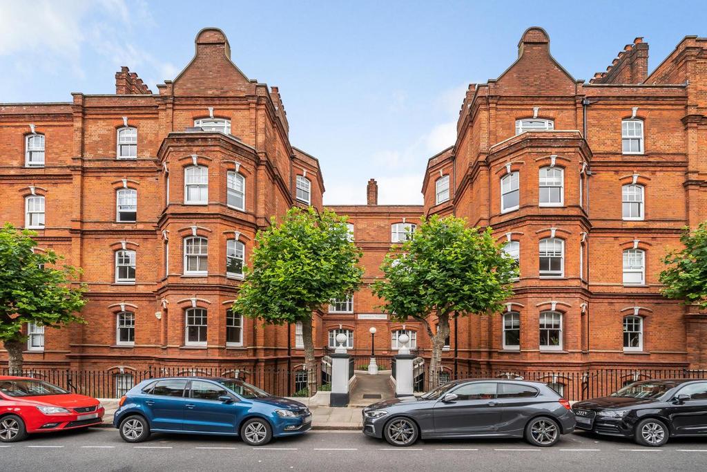 Queen's Club Gardens, Barons Court 1 bed flat £530,000