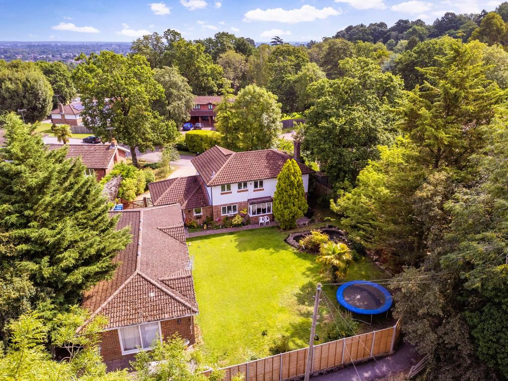 Wilton Crescent, Windsor SL4 5 bed detached house £1,150,000