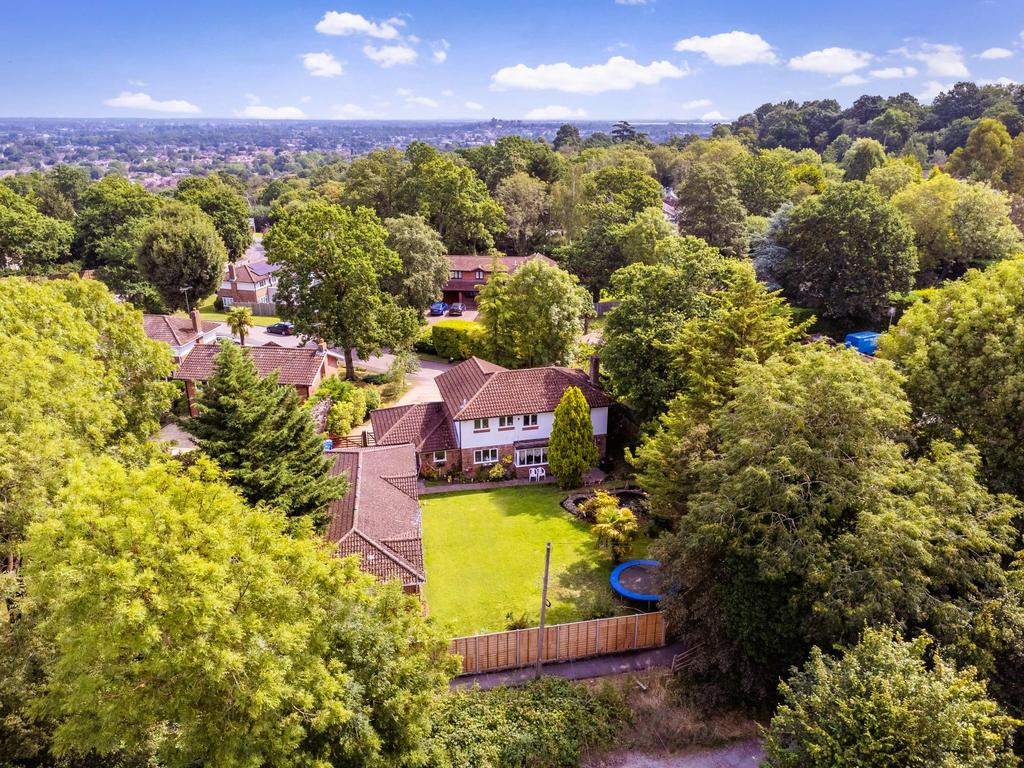 Wilton Crescent, Windsor SL4 5 bed detached house £1,150,000