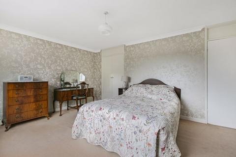 16 Badingham Drive, Fetcham, Leatherhead, KT22 9ES