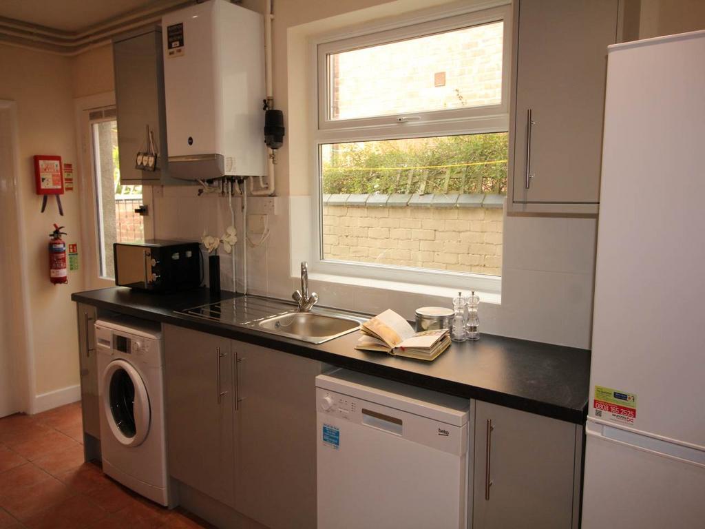 Park Grove, Derby, 5 bed house £1,175 pcm (£271 pw)