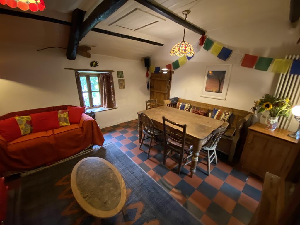 Sitting room (second angle)