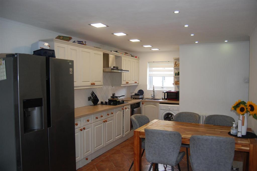 Double aspect kitchen/ dining room