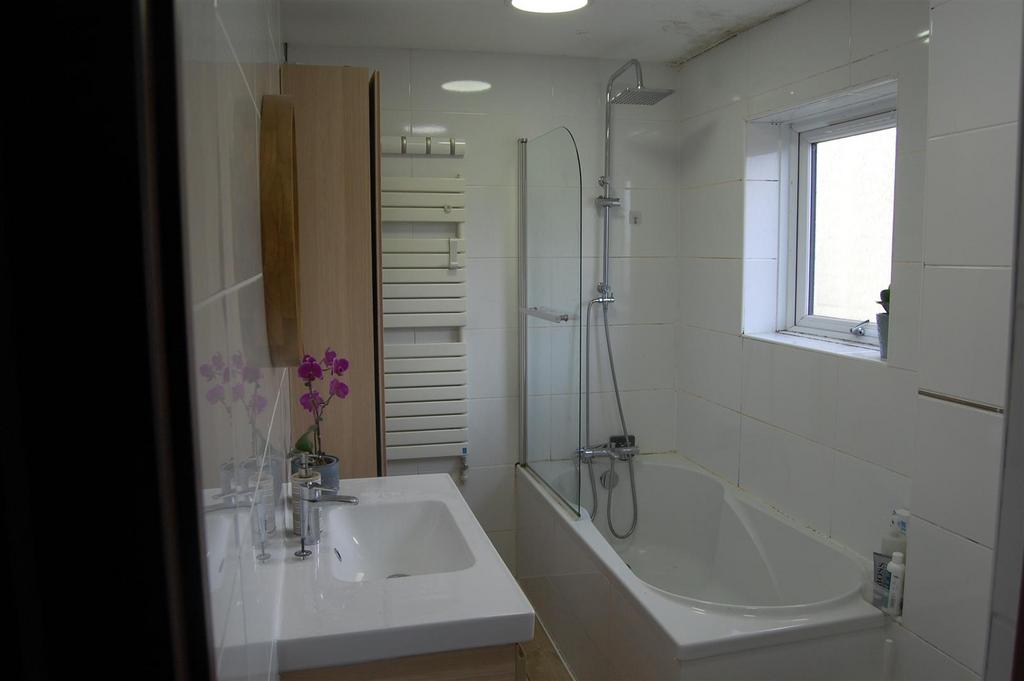 Tiled 3 piece bathroom in white