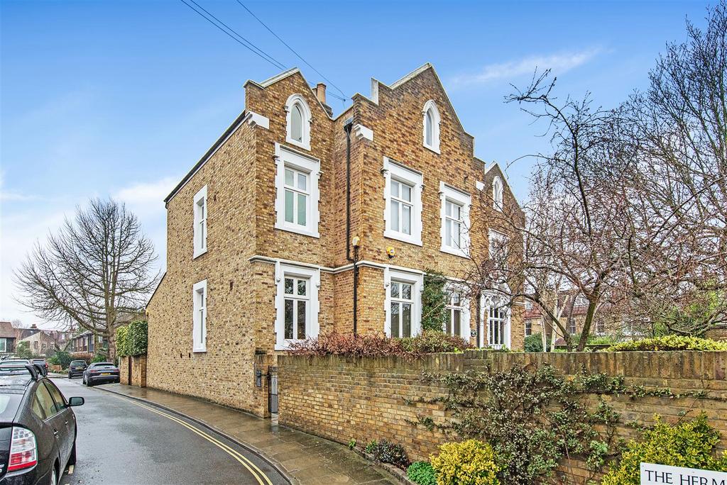 Grange Road, Barnes, SW13. 3 bed flat £3,000 pcm (£692 pw)