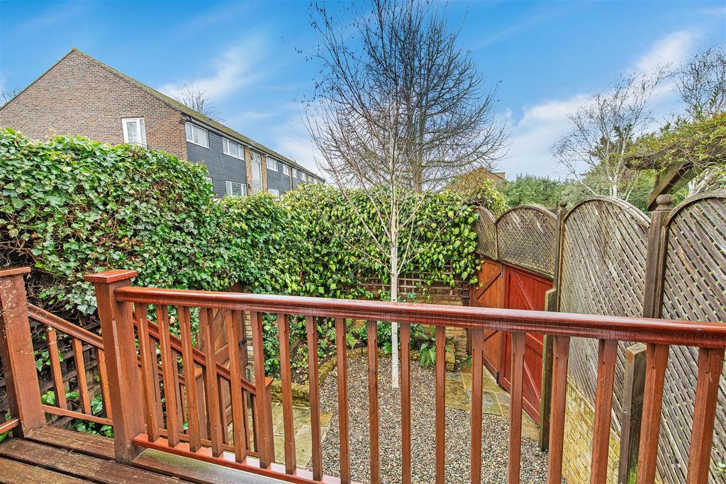 Grange Road, Barnes, SW13. 3 bed flat £3,000 pcm (£692 pw)