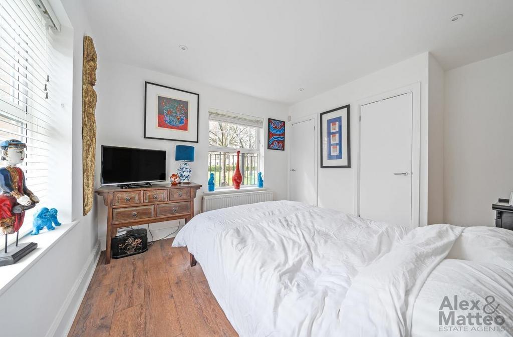24oldcanalmews.jpg
