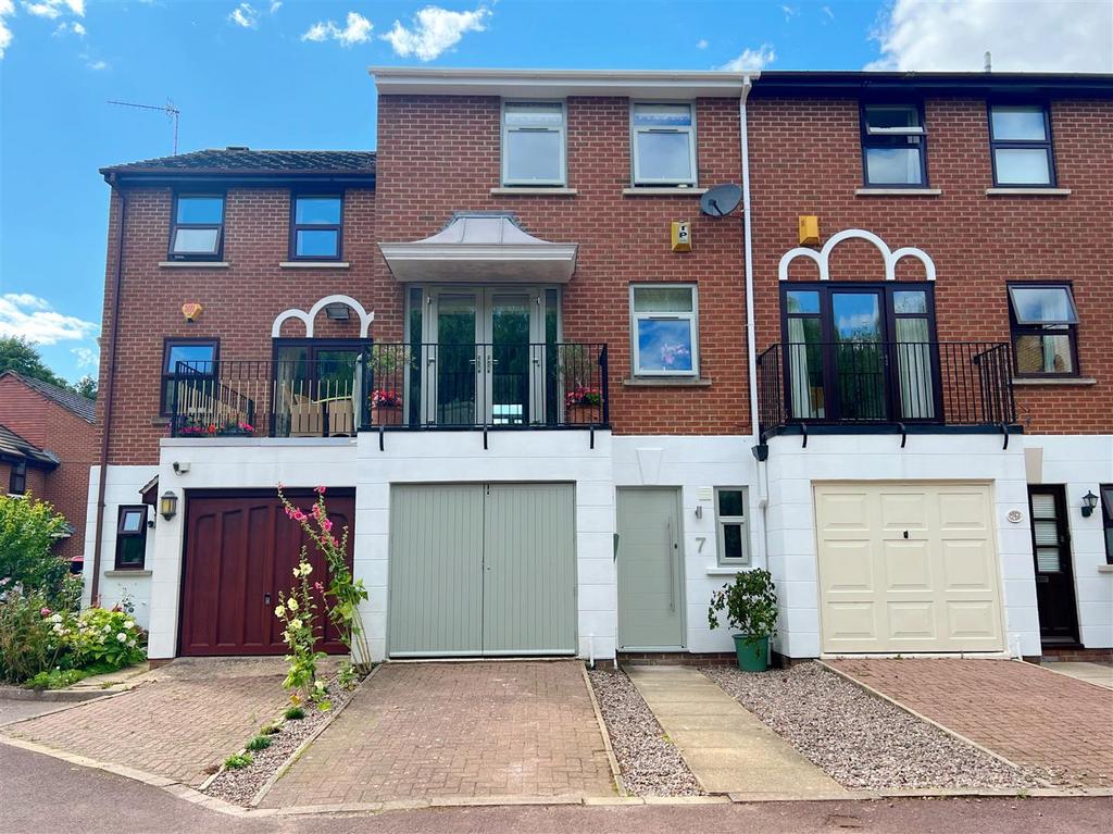 Saffron Walk, StratforduponAvon 3 bed townhouse £550,000