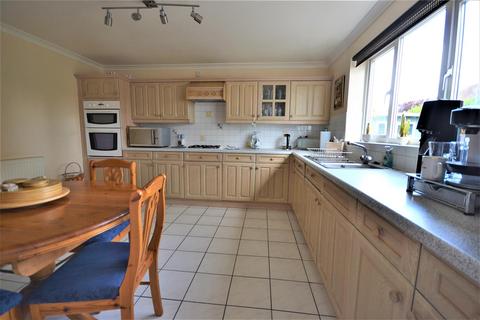 4 Roman Way, Burnham-on-crouch, CM0 8UE