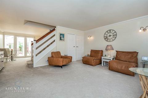 10 Nye Way, Bovingdon, Hemel Hempstead, HP3 0HX