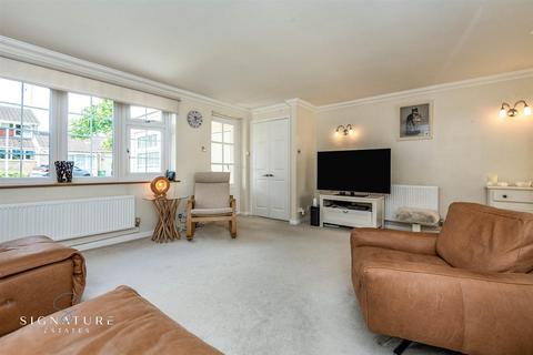10 Nye Way, Bovingdon, Hemel Hempstead, HP3 0HX