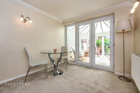 10 Nye Way, Bovingdon, Hemel Hempstead, HP3 0HX