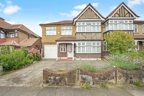 8 Shaftesbury Avenue, Kenton, Harrow, HA3 0QX