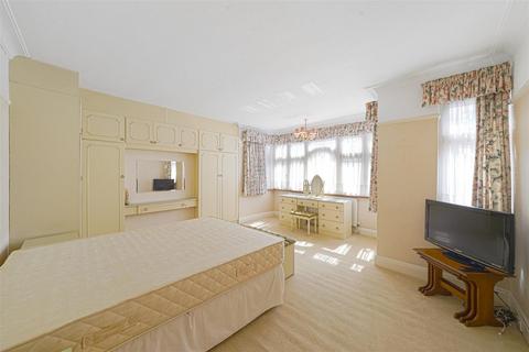 8 Shaftesbury Avenue, Kenton, Harrow, HA3 0QX