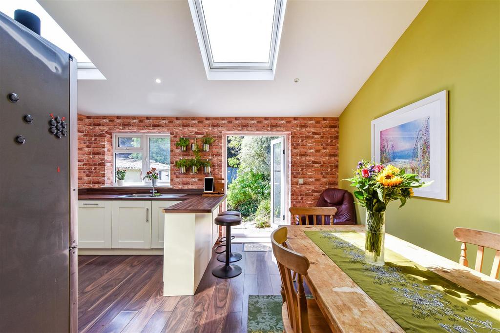 Birdwood Grove, Fareham 3 bed end of terrace house £425,000