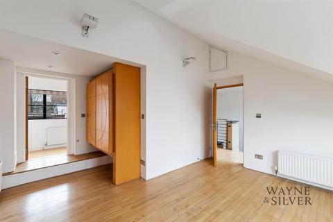 12 Murray Mews, London, NW1 9RJ