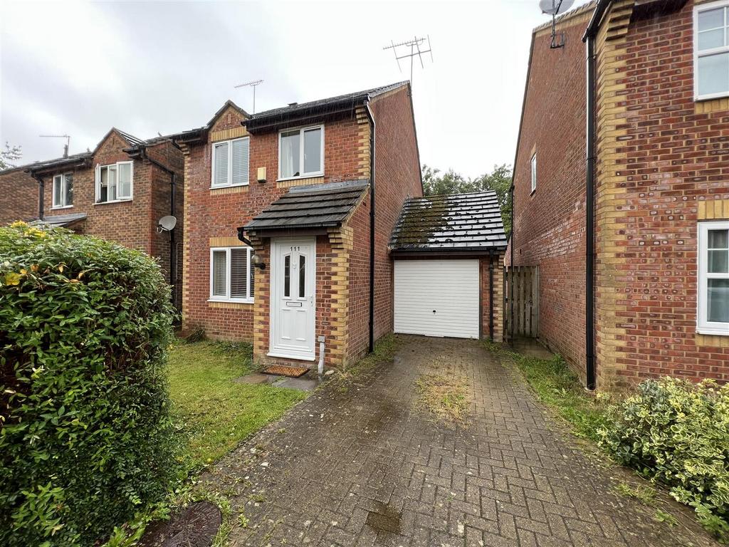 Dunsford Close, Old Town 3 bed detached house £1,250 pcm (£288 pw)
