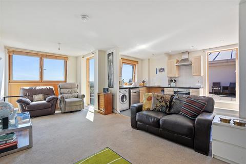 2 bedroom flat for sale - Donnington Court, Donnington Road, Willesden, London