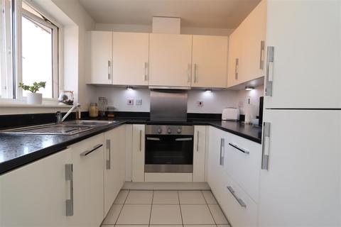 2 bedroom detached house for sale, Kensington Way, Brentwood, Essex