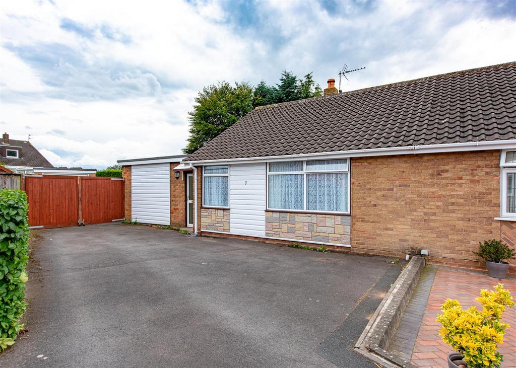 7 Blakeley Heath Drive, Wombourne, Wolverhampton 3 bed semidetached